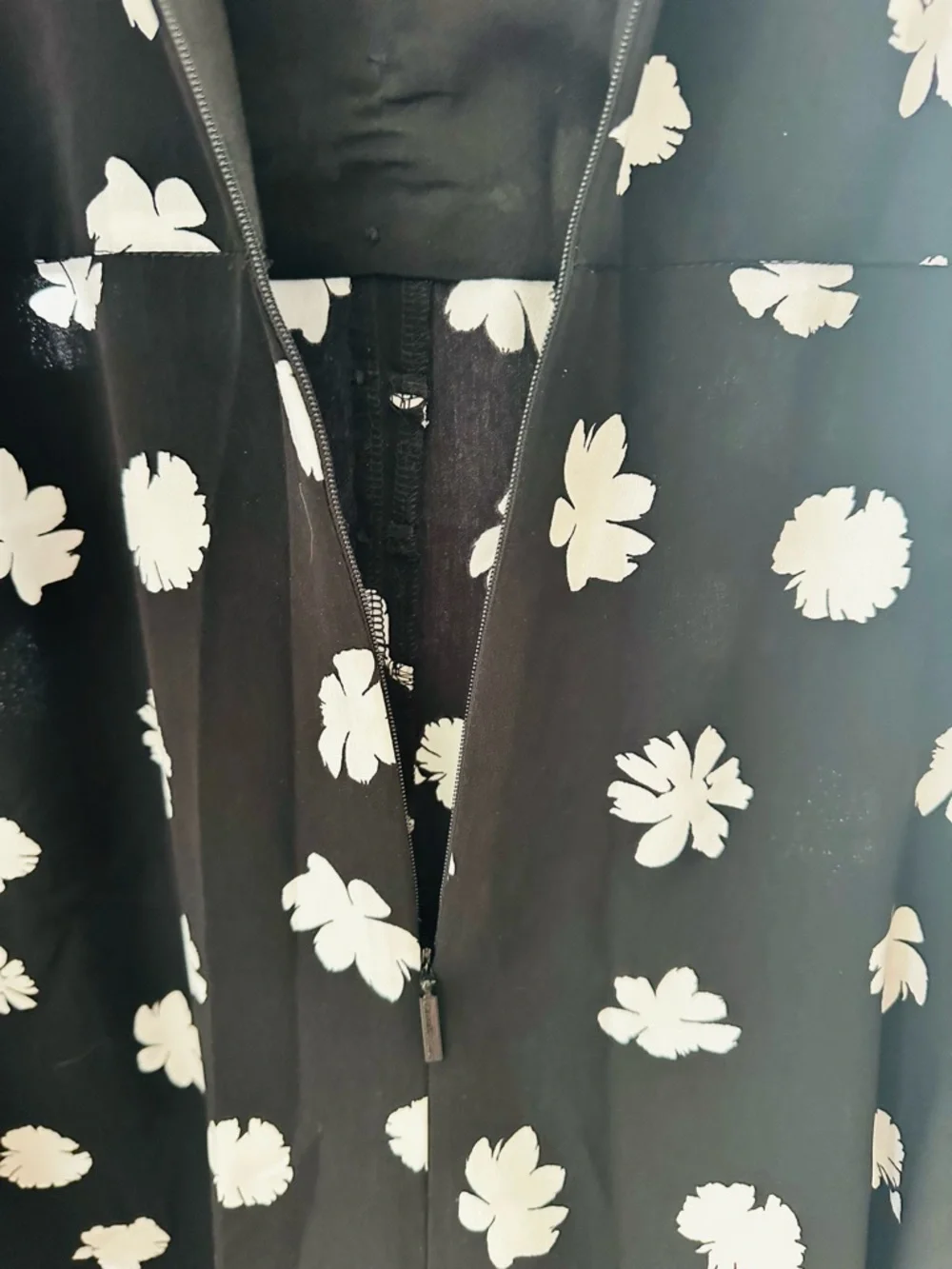 Karl Lagerfeld Paris Flowy Dress w Black & White Floral Boho Print - Picture 12 of 12